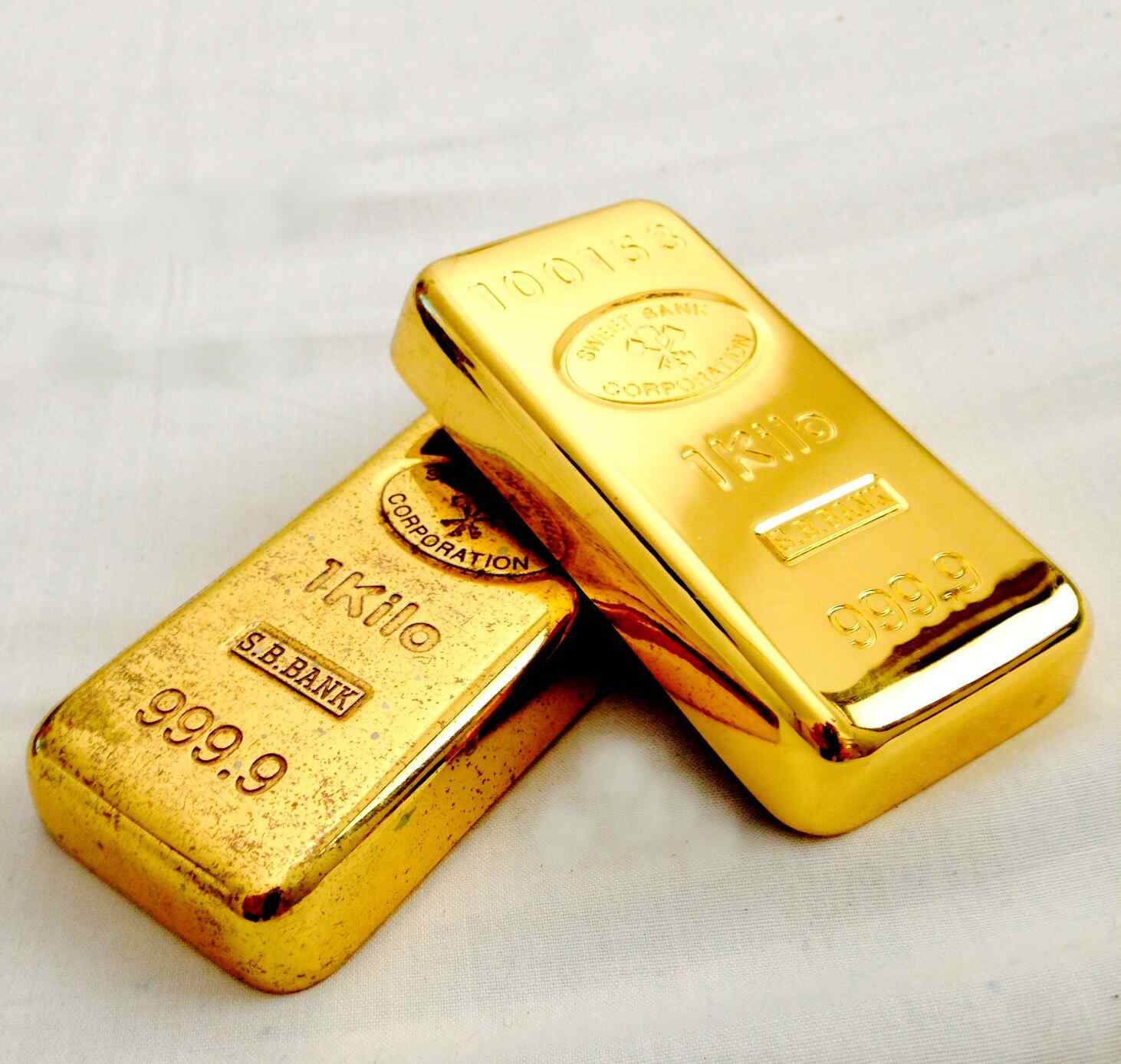 Range of British bullion coins including Gold Britannias and Sovereigns, available to buy from Gold Investments UK